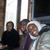 Des soeurs du Senegal  et de Madagascar posent pour la camera dans le salon de Cheikh Hisham.  De droite a gauche: Fanta Soumare, Soda Faty et Minza.
