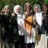 Les soeurs de Montreal affirmant l'attestation de foi (shahada): De droite a gauche: Adama (Guinee), Leona (Amerique), Rachel (Suisse), Adibah (Quebec), Sabiha (Pakistan) et Zaynab (Tunisie).