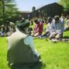 Cheikh Hisham ecoutant la recitation du Saint Coran apres la priere. 