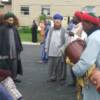 Les freres du Canada performant un chant religieux devant la Mosquee As-Siddiq.